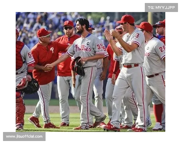 费城人队霍斯金斯冲本垒遭遇严重撞击 肋骨骨折需休养四周 费城人队霍斯金斯冲本垒遭遇严重撞击 肋骨骨折需休养四周