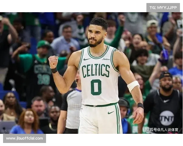 塔图姆全新发型亮相训练场 与队友及新援亲密互动展现领袖风采